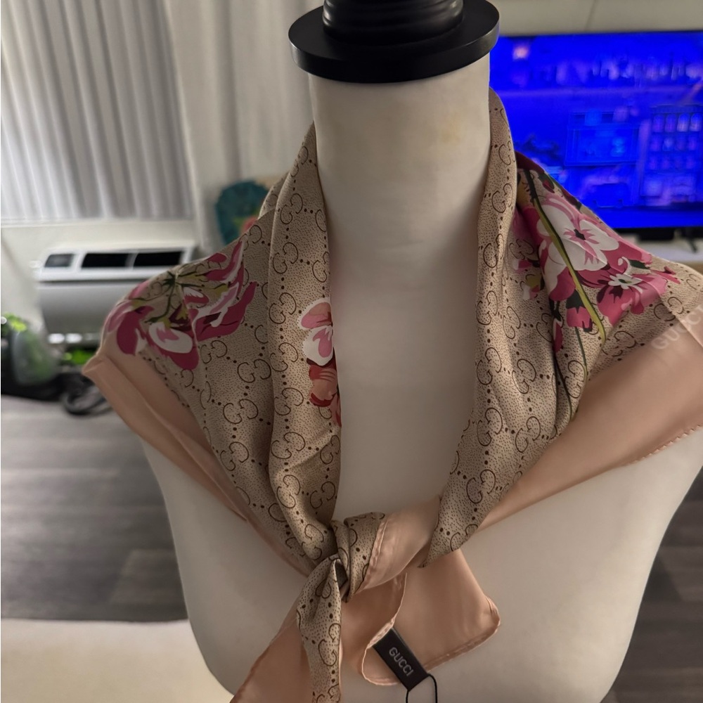 Gucci Beige and Pink Floral Silk Square Scarf - Picture 4 of 9